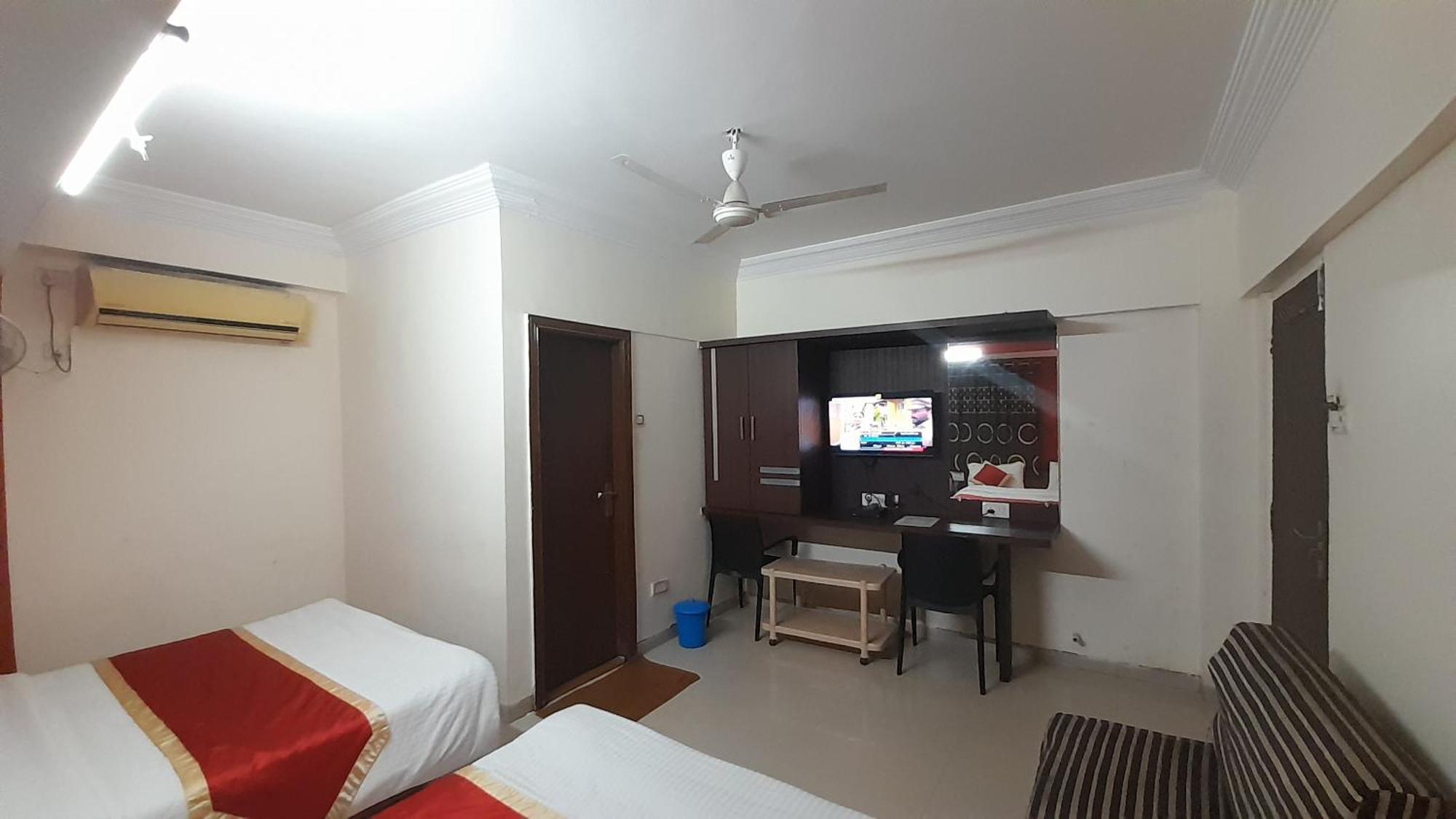 Hotel S K Palace 马哈巴莱斯赫瓦尔 外观 照片