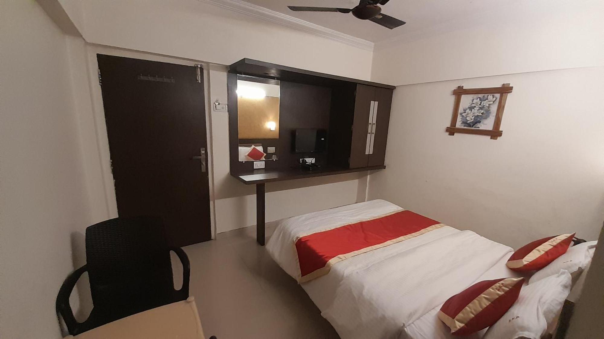 Hotel S K Palace 马哈巴莱斯赫瓦尔 外观 照片